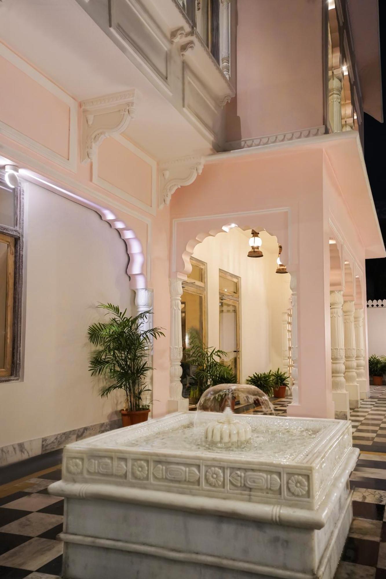 Dev Mahal - A Boutique Heritage Hotel Джайпур Екстер'єр фото