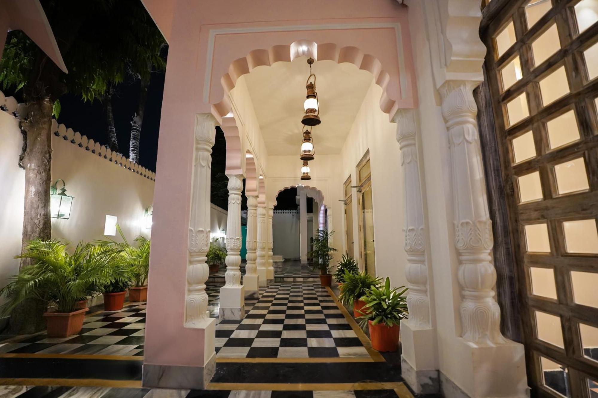 Dev Mahal - A Boutique Heritage Hotel Джайпур Екстер'єр фото